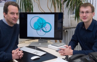 Los científicos Olav Schiemann (izquierda) y Dinar Abdullin, creadores del GPS molecular. Imagen: Barbara Frommann. Fuente: Universidad de Bonn.