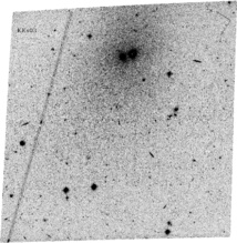 Imagen en negativo de la Kks3 tomada con la ACS del Telescopio Espacial Hubble. El núcleo de la galaxia es el objeto oscuro situado a la derecha, en el centro superior de la imagen. Imagen: D. Makarov. Fuente: Royal Astronomical Society.
