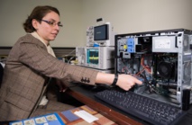 Alenka Zajic mide las emisiones electromagnéticas de varios componentes de un ordenador. Fuente: Rob Felt/GT