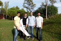 Los cuatro estudiantes, con su dron. Fuente: UPC. Los cuatro estudiantes, con su dron. Fuente: UPC.