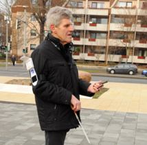 Un ciego, probando la aplicación de Siemens. Fuente: Universidad Técnica de Braunschweig. Un ciego, probando la aplicación de Siemens. Fuente: Universidad Técnica de Braunschweig.