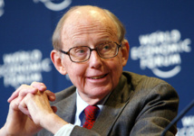 Samuel P. Huntington en el Foro Económico Mundial 2004. Imagen: Peter Lauth. Fuente: World Economic Forum/Wikipedia.
