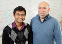 El estudiante Dan Roth (izq.) y su profesor Subhro Roy. Fuente: Universidad de Illinois