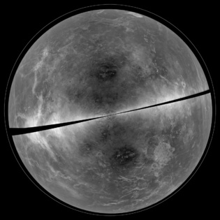Proyección de los datos de radar sobre Venus recogidos en 2012. La diagonal negra del centro representan zonas demasiado cercanas al ecuador 'Doppler', en el cual se producen efectos deformantes de la señal. Imagen: B. Campbell. Fuente: NRAO/AUI/NSF.