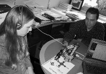 Un usuario utiliza el joystick vocal para manejar un brazo mecánico. Un usuario utiliza el joystick vocal para manejar un brazo mecánico.