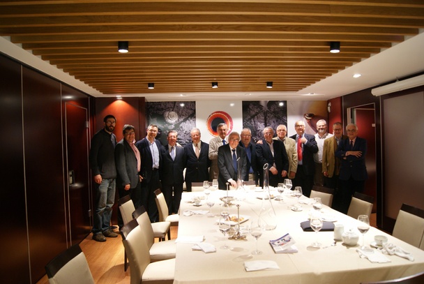 Foto de familia tras el almuerzo. T21. Foto de familia tras el almuerzo. T21.
