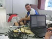 Igor Stirn (Universidad de Eslovenia) durante un test de excitabilidad neuromuscular a un nadador. Fuente: UGR.