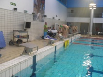 Test de salida en la piscina del CAR de Sierra Nevada. Fuente: UGR. Test de salida en la piscina del CAR de Sierra Nevada. Fuente: UGR.