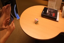 Moviendo la cámara del smartphone, se capta el objeto y su entorno, para calibrarlo. Fuente: CMU. Moviendo la cámara del smartphone, se capta el objeto y su entorno, para calibrarlo. Fuente: CMU.