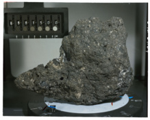 Una de las rocas lunares analizadas. Fuente: NASA/JSC. Una de las rocas lunares analizadas. Fuente: NASA/JSC.