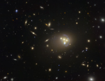 Esta imagen del telescopio espacial Hubble de NASA/ESA muestra el rico cúmulo de galaxias Abell 3827. Fuente: ESO.