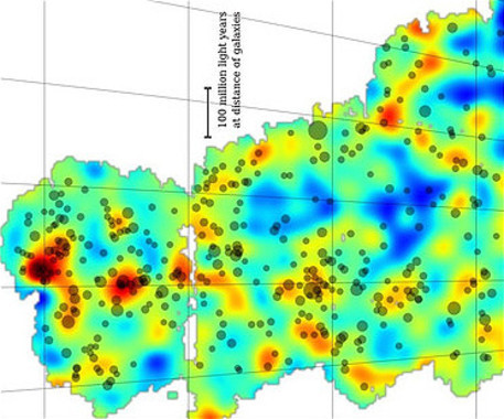 Primer mapa del proyecto Dark Energy Survey con la distribución de materia oscura en un área del cielo (un 3% del que estudiará en 5 años). Las áreas rojas y amarillas son las más densas. Las azules, casi vacías. Las galaxias y cúmulos de galaxias se muestran como puntos grises proporcionales a su tomaño. La materia oscura se distribuye en forma de largos filamentos. Imagen: DES. Fuente: Sinc.