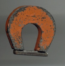 Imán ferromagnético hecho de alnico, una aleación de hierro. Imagen: Eurico Zimbres/UERJ. Fuente: Wikipedia.