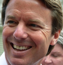 El político estadounidense John Edwards, mostrando una sonrisa de Duchenne. Imagen: Dvfinnh. Fuente: Wikipedia.