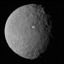 Fotografía de Ceres tomada por la sonda espacial Dawn el 19 de febrero de 2015, donde se puede observar dos manchas brillantes dentro de un cráter. Fuente: NASA/JPL-Caltech/UCLA/MPS/DLR/IDA. Fotografía de Ceres tomada por la sonda espacial Dawn el 19 de febrero de 2015, donde se puede observar dos manchas brillantes dentro de un cráter. Fuente: NASA/JPL-Caltech/UCLA/MPS/DLR/IDA.