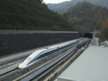 Un maglev en Yamanashi (Japón). Imagen: Yosemite. Fuente: Wikipeida. Un maglev en Yamanashi (Japón). Imagen: Yosemite. Fuente: Wikipeida.