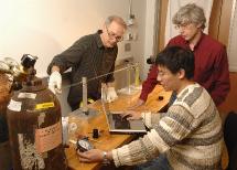 Los físicos, durante el experimento. Universidad de Chicago. Los físicos, durante el experimento. Universidad de Chicago.