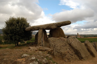 La chabola de la Hechicera, dolmen de Elvillar (Álava), que no ha sido analizado en este estudio. Imagen: Josu Goñi Etxabe. Fuente: Wikipedia.