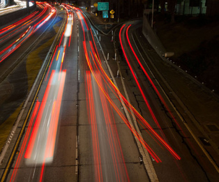 Esta foto de un lapso de cuatro segundos en una autopista en Los Ángeles muestra las complejidades de la toma de decisiones: Mientras la mayoría de conductores deciden con tiempo quedarse o salir de la autovía, alguno lo decide a última hora. Imagen: Susanica Tam. Fuente: Universidad de Stanford.