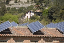 La energía recolectada por paneles solares en las casas puede almacenarse para su uso posterior gracias a nuevos sistemas, como la batería de Tesla Motors. Imagen: Generalitat de Catalunya.