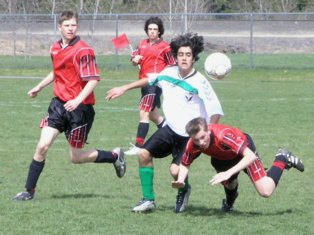 Los adolescentes que juegan al fútbol muestran más capacidad de concentración. Imagen: keokster. Fuente: FreeImages.
