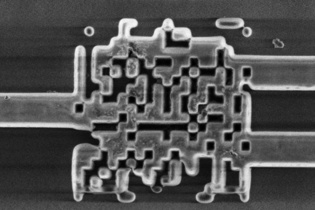 El divisor de haz para chips fotónicos de silicio. Imagen: Dan Hixson. Fuente: Universidad de Utah.