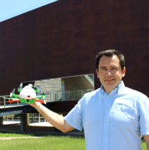 Juan Antonio Manrique, con uno de los drones ÍO FPV. Fuente: UPV.
