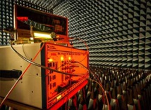 El transceptor de Bristol, en la cámara anecoica (que absorbe las ondas electromagnéticas y acústicas). Imagen: Sam Duckerin. Fuente: Universidad de Bristol.