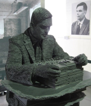 Estatua de Turing y su retrato de fondo enBletchley Park. Foto:Jon Callas. Estatua de Turing y su retrato de fondo enBletchley Park. Foto:Jon Callas.