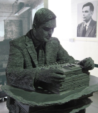 Estatua de Turing y su retrato de fondo enBletchley Park. Foto:Jon Callas.