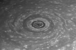 Los anillos de Saturno y su vórtice del polo norte. Fuente: Caltech/Space Science Institute.