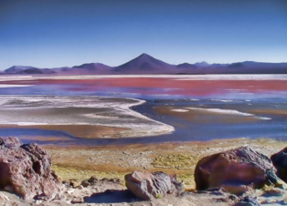 Laguna Colorada es un lago salado poco profundo del suroeste de Bolivia; y uno de los lugares de la Tierra cuyos colores se ven afectados por pigmentos no fotosintéticos. Los científicos de la UW los han estudiado para determinar como serían las firmas biológicas no fotosintéticas que podrían encontrarse en exoplanetas. Imagen: Noemí Galera. Fuente: Flickr.