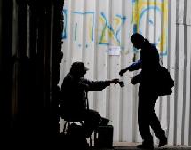 Transeúnte da limosna a un mendigo en Israel. Fuente: Universidad Hebrea de Jerusalén. Transeúnte da limosna a un mendigo en Israel. Fuente: Universidad Hebrea de Jerusalén.