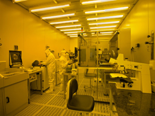 Sala Blanca del Instituto de Microelectrónica de Barcelona. Fuente: CSIC. Sala Blanca del Instituto de Microelectrónica de Barcelona. Fuente: CSIC.