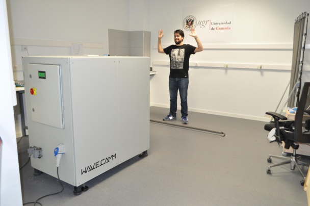 Una persona durante el proceso de captura de la imagen. Lleva un objeto oculto bajo el pantalón. Fuente: UGR. Una persona durante el proceso de captura de la imagen. Lleva un objeto oculto bajo el pantalón. Fuente: UGR.