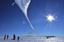 Los científicos, lanzando instrumentos a la atmósfera de la Antártida. Imagen: Robyn Millan. Fuente: Dartmouth College.