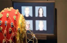 Un sujeto resuelve una tarea de reconocimiento facial mientras se le realizan mediciones con electroencefalografía. Imagen: Fabio Bergamin. Fuente: ETH Zurich.
