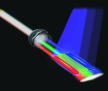 Nanolámina con tres segmentos en rojo, azul y verde, que emite láser en los tres colores, que luego se juntan formando láser blanco. Fuente: ASU/Nature Technology.
