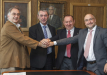 Firma del convenio en la UPV. Fuente: UPV-EHU. Firma del convenio en la UPV. Fuente: UPV-EHU.