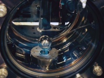 Cámara de vacío del interferómetro de átomos utilizado en el experimento. Si los camaleones existieran, y modulando la máquina correctamente, la aceleración en la caída de los átomos de cesio hacia la esfera de aluminio sería mayor de lo habitual. Imagen: Holger Müller.