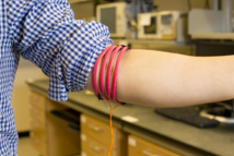 Prototipo que utiliza el cuerpo humano para transmitir de forma inalámbrica. Fuente: UCSD.