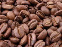 Granos de café tostado. Imagen: MarkSweep. Fuente: Wikimedia Commons.