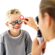 Profesional médico comprobando los ojos del niño ( 8-10). Imagen: © Royalty -Free/Corbis. Profesional médico comprobando los ojos del niño ( 8-10). Imagen: © Royalty -Free/Corbis.