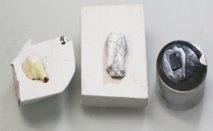 A la izquierda, el diente natural; en el centro, el artificial, a falta de llenar sus poros con el monómero; y a la derecha, el producto terminado. Imagen: Tobias Niebel. Fuente: ETH Zurich.