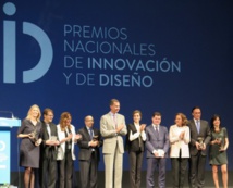 Los Reyes (en el centro), con los premiados y otras autoridades. Fuente: Gobierno de España.