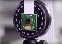 El dispositivo es extremadamente fino y flexible. Fuente: Universidad de Rice. El dispositivo es extremadamente fino y flexible. Fuente: Universidad de Rice.