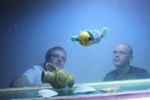 Los investigadores Asko Ristolainen y Taavi Salumäe prueban el robot en el acuario del Centro de Biorrobótica. Fuente: Arrow