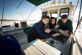 El equipo de la Universidad de Buffalo, probando su sistema en el lago Erie. Imagen: Douglas Levere. Fuente: UB.