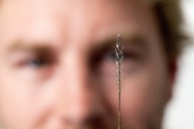 El dispositivo es del tamaño de un clip. Fuente: Universidad de Melbourne. El dispositivo es del tamaño de un clip. Fuente: Universidad de Melbourne.