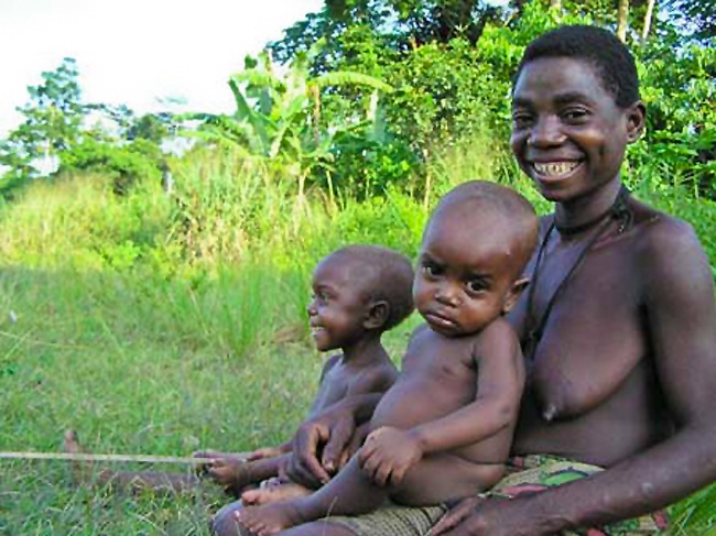 Familia de pigmeos Aka de la República Democrática del Congo. Fuente: Wikipedia.
